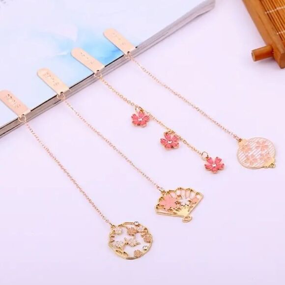 ✨🆕✨ Romantic Cherry Blossoms, Lantern, Sakura Chain Bookmark ✨ - Picture 1 of 7
